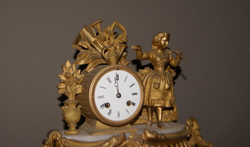Orologio da tavolo francese della seconda metà del 1800 in metallo dorato e piano in marmo,-photo-2