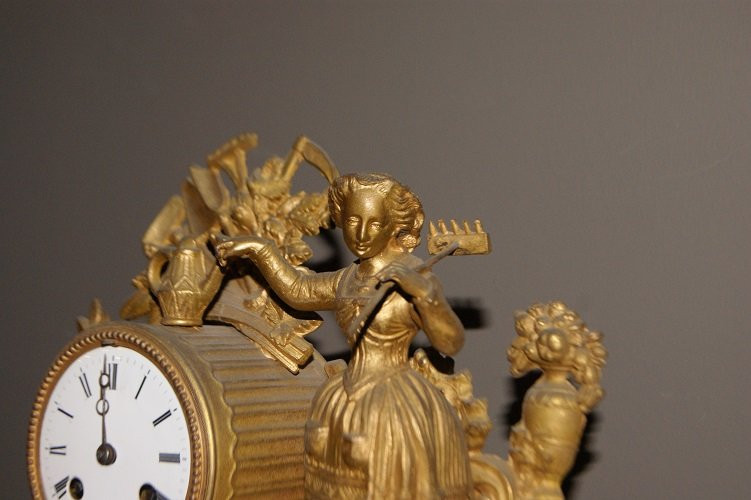 Orologio da tavolo francese della seconda metà del 1800 in metallo dorato e piano in marmo,-photo-3
