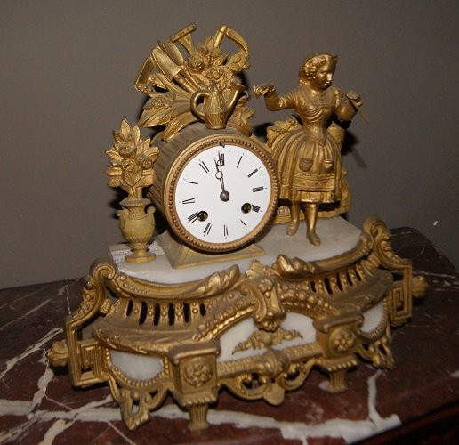Orologio da tavolo francese della seconda metà del 1800 in metallo dorato e piano in marmo,-photo-1
