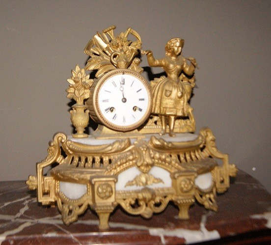 Orologio da tavolo francese della seconda metà del 1800 in metallo dorato e piano in marmo,