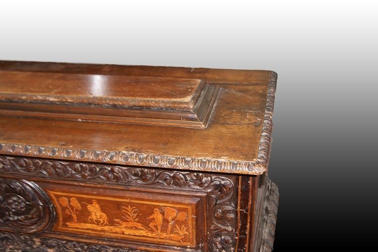 Stupenda cassapanca italiana di inizio 1600, stile Rinascimento, in legno di noce riccamente-photo-1