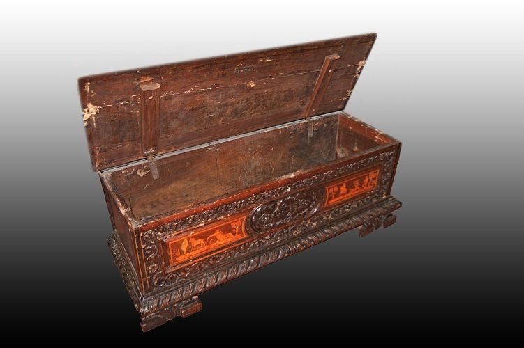 Stupenda cassapanca italiana di inizio 1600, stile Rinascimento, in legno di noce riccamente-photo-2