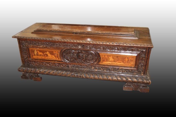 Stupenda cassapanca italiana di inizio 1600, stile Rinascimento, in legno di noce riccamente
