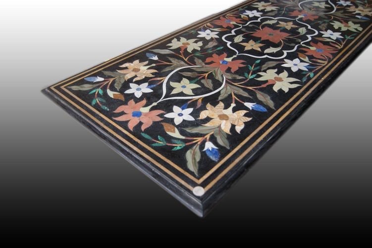 Tavolo italiano di metà 1900 con piano in marmo nero con intarsi in pietre dure semipreziose-photo-2