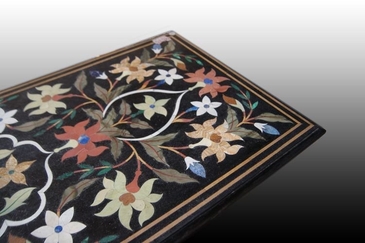 Tavolo italiano di metà 1900 con piano in marmo nero con intarsi in pietre dure semipreziose-photo-4