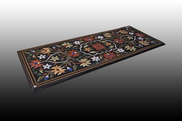 Tavolo italiano di metà 1900 con piano in marmo nero con intarsi in pietre dure semipreziose