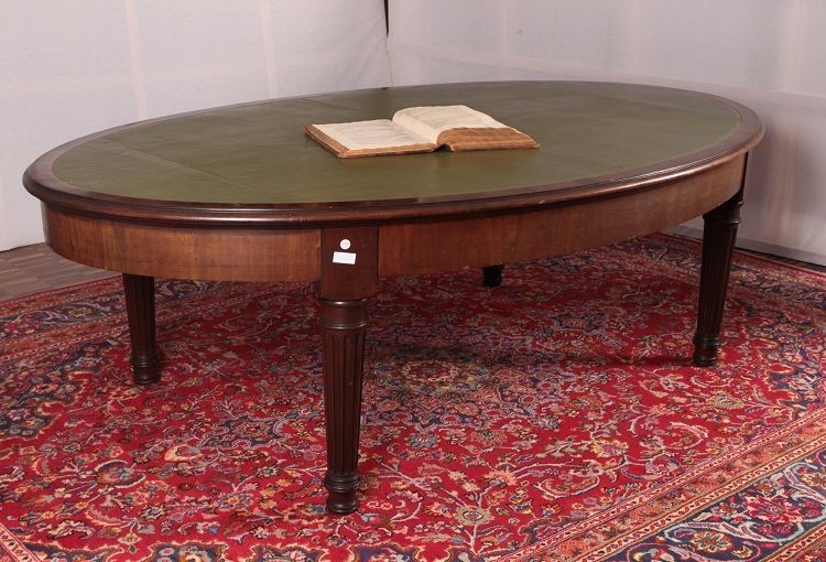Scrivania ovale, inglese della metà del 1800 stile Vittoriano, in legno di mogano
