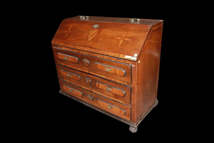 Ribalta italiana, del 1600 in legno di noce. Presenta motivi di intarsio sul piano-photo-2