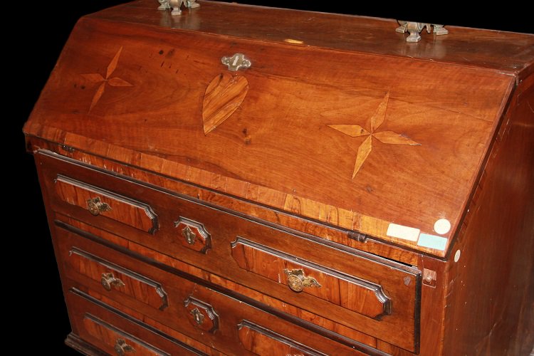 Ribalta italiana, del 1600 in legno di noce. Presenta motivi di intarsio sul piano-photo-3