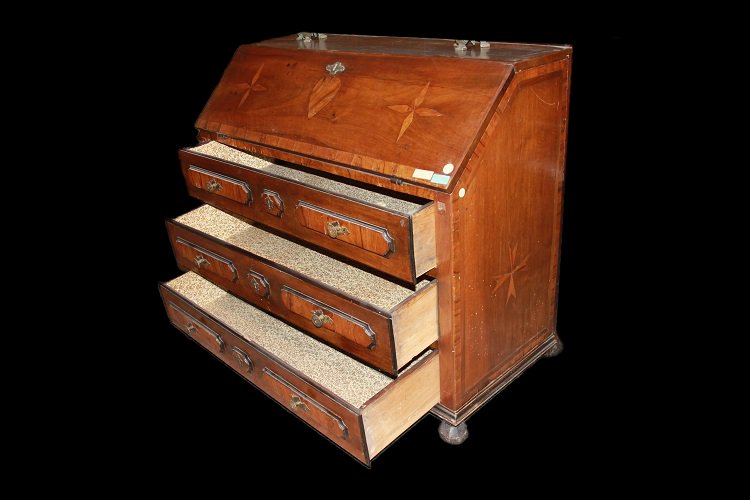 Ribalta italiana, del 1600 in legno di noce. Presenta motivi di intarsio sul piano-photo-1