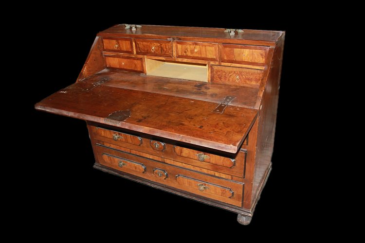 Ribalta italiana, del 1600 in legno di noce. Presenta motivi di intarsio sul piano-photo-2