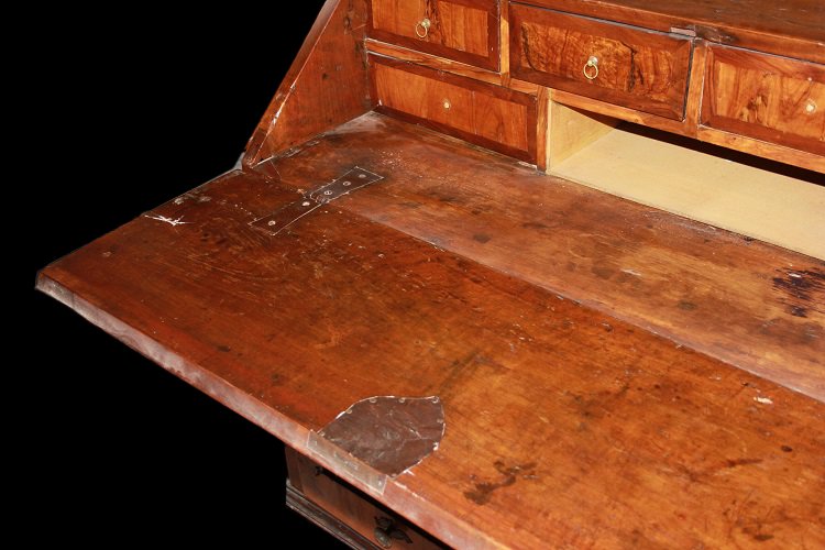Ribalta italiana, del 1600 in legno di noce. Presenta motivi di intarsio sul piano-photo-3