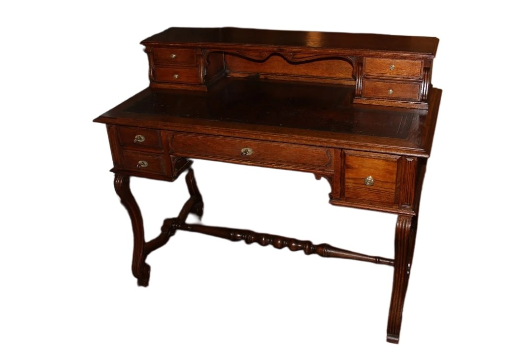 Scrittoio rustico francese di inizio 1800 in legno di rovere. Presenta piano in pelle, alzatina