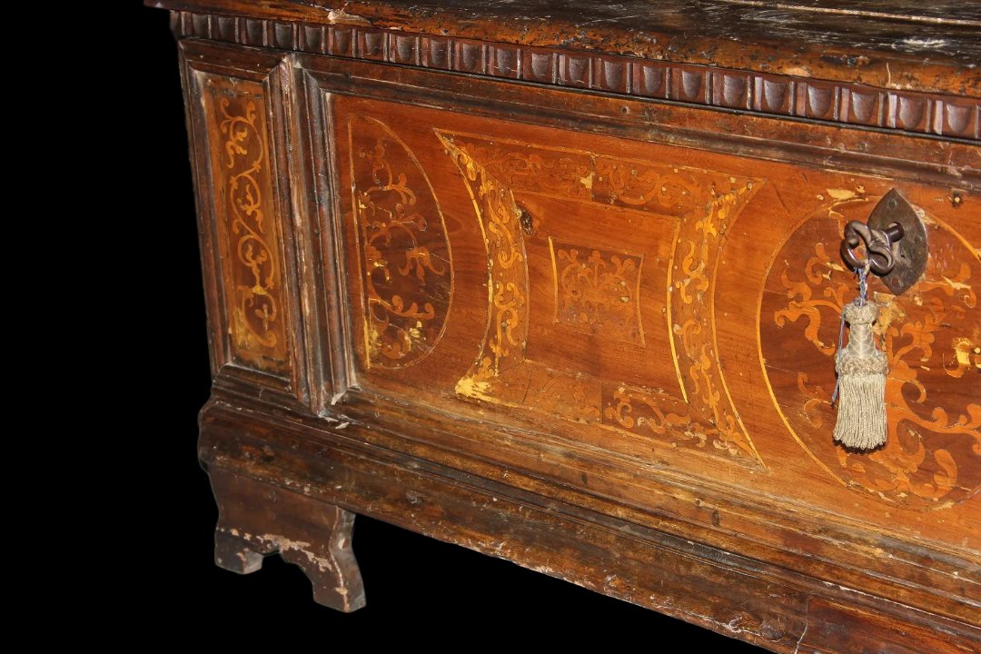 Grande cassapanca italiana veneta del 1600 in legno di noce-photo-2