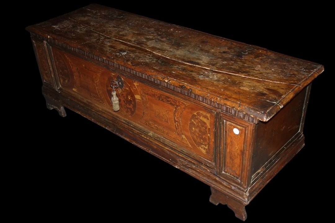 Grande cassapanca italiana veneta del 1600 in legno di noce-photo-2