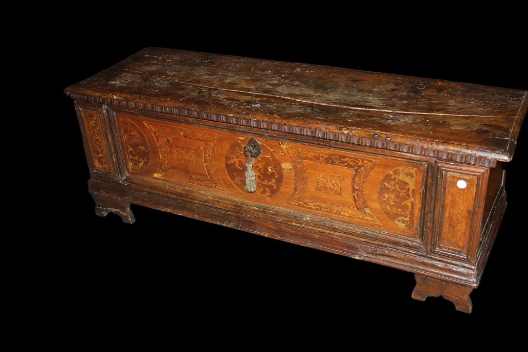 Grande cassapanca italiana veneta del 1600 in legno di noce