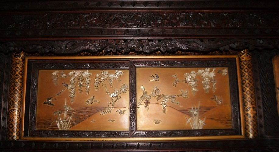 Grande maestosa credenza cinese di metà 1800 in legno, con pannelli decorati con applicazioni-photo-3