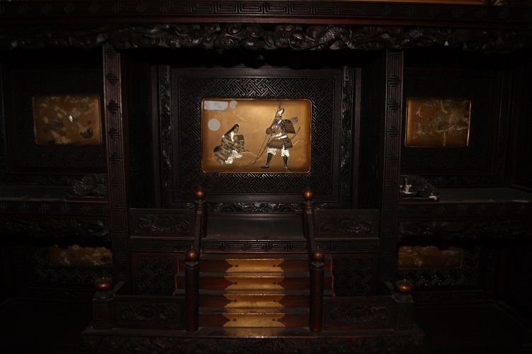 Grande maestosa credenza cinese di metà 1800 in legno, con pannelli decorati con applicazioni-photo-1