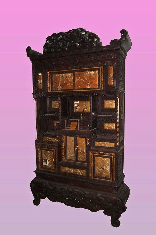 Grande maestosa credenza cinese di metà 1800 in legno, con pannelli decorati con applicazioni