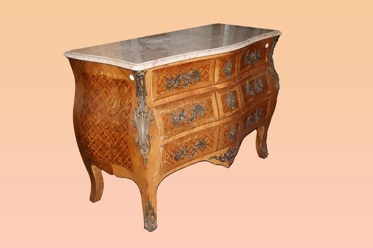 Comò francese della seconda metà del 1800, stile Luigi XV, in legno di bois de rose riccamente 
