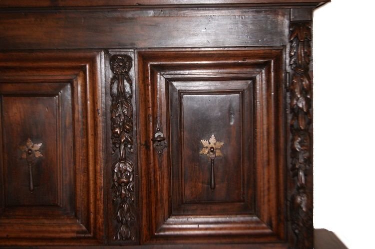 Credenza doppio corpo italiana di fine 1500, Rinascimento, in legno di noce e quercia-photo-1