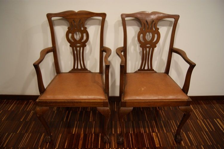 Gruppo di 2 capotavola inglesi di inizio 1900 stile Chippendale in legno di mogano con seduta