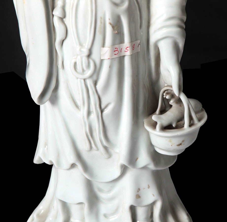 Scultura in porcellana bianca cinese di fine 1800 raffigurante giovane donna con in mano un ces-photo-2