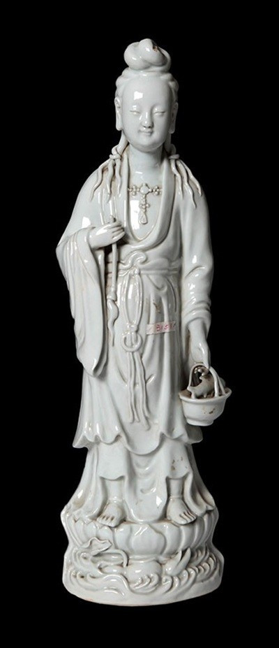 Scultura in porcellana bianca cinese di fine 1800 raffigurante giovane donna con in mano un ces