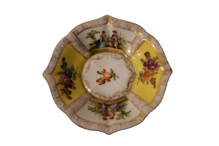Tazzina con piattino in porcellana Manifattura Meissen di metà 1800, decorati con scene galanti-photo-2