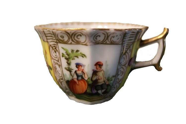Tazzina con piattino in porcellana Manifattura Meissen di metà 1800, decorati con scene galanti-photo-1