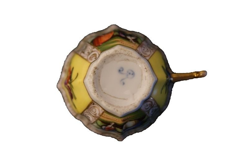 Tazzina con piattino in porcellana Manifattura Meissen di metà 1800, decorati con scene galanti-photo-2