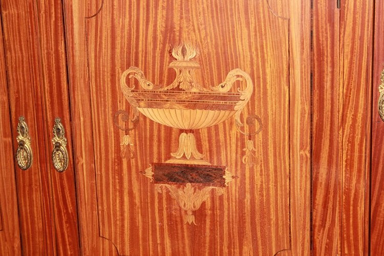 Grande bellissima credenza inglese della seconda metà 1800, stile Sheraton, in legno satinwood.-photo-3