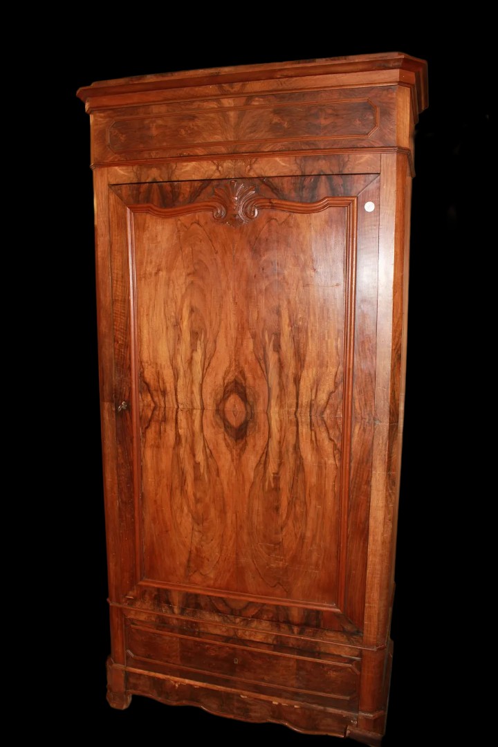Armadio stipo francese della seconda metà del 1800, stile Luigi Filippo, in legno di noce fiamm