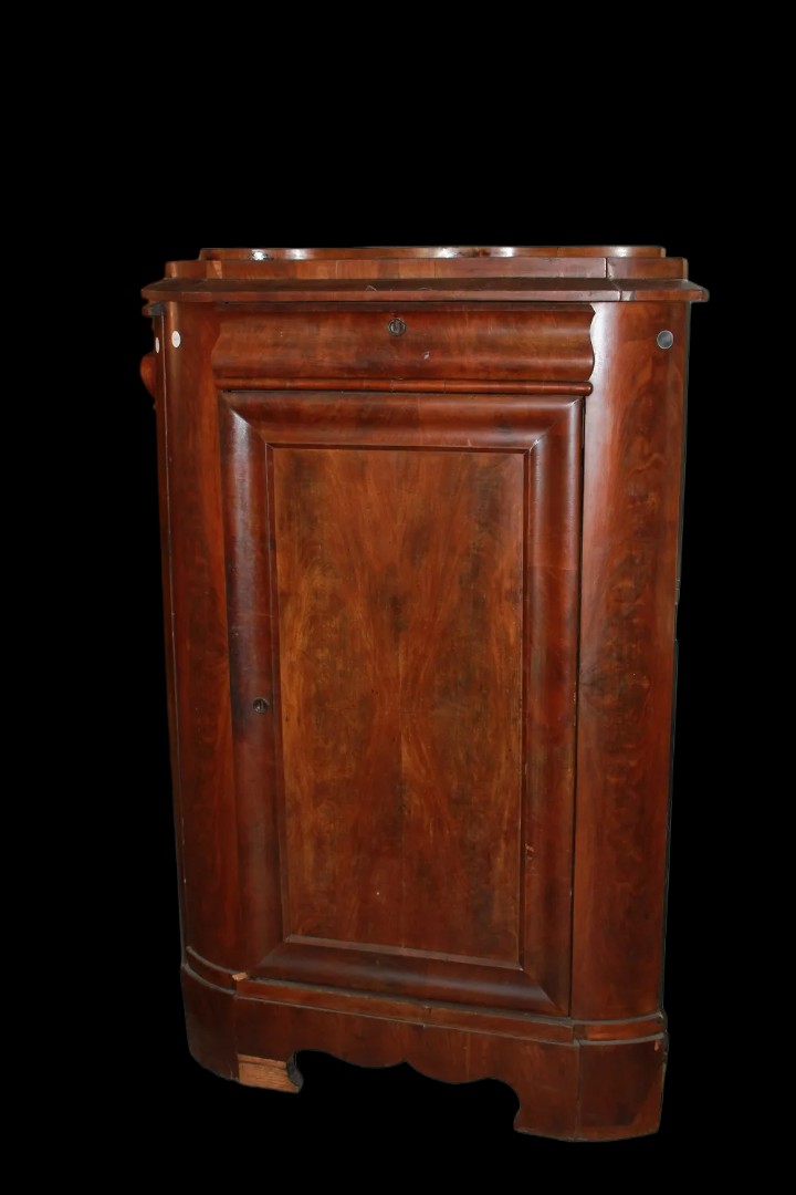 Coppia di angoliere Nord Europa di metà 1800, stile Biedermeier, in legno di mogano e piuma di 