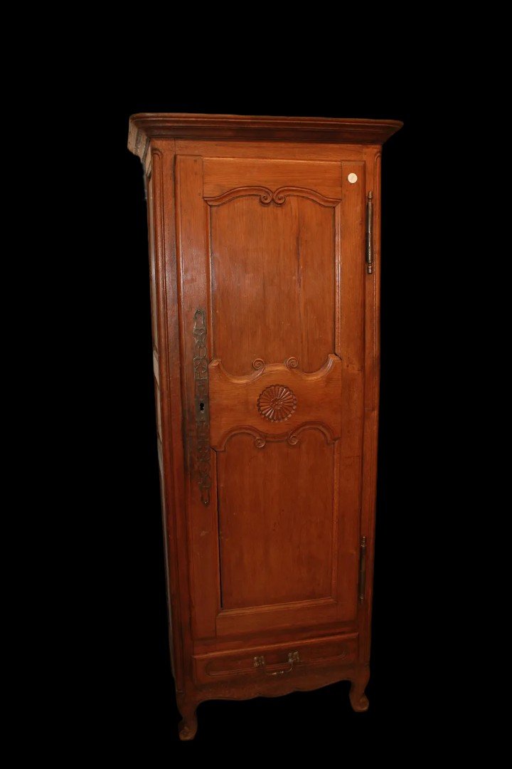 Piccolo stipo armadietto francese di metà 1800, stile Provenzale, in legno di noce