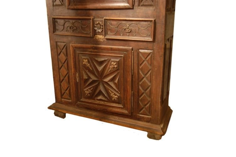 Stipo italiano, fiorentino, del 1600 in legno di noce. Presenta cappello a tempietto, 2 ante e -photo-3