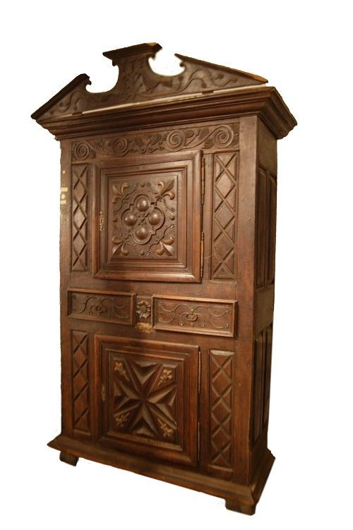 Stipo italiano, fiorentino, del 1600 in legno di noce. Presenta cappello a tempietto, 2 ante e 