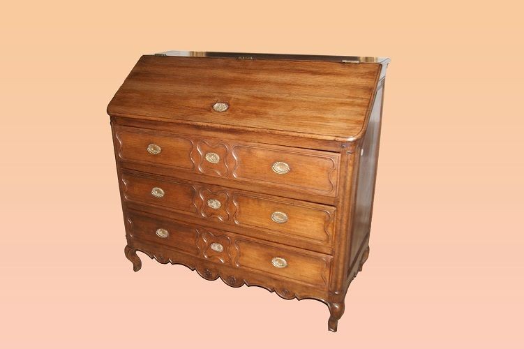 Ribalta francese del 1700 in legno di rovere, con  maniglie in ottone con sugli sfondi raffigur