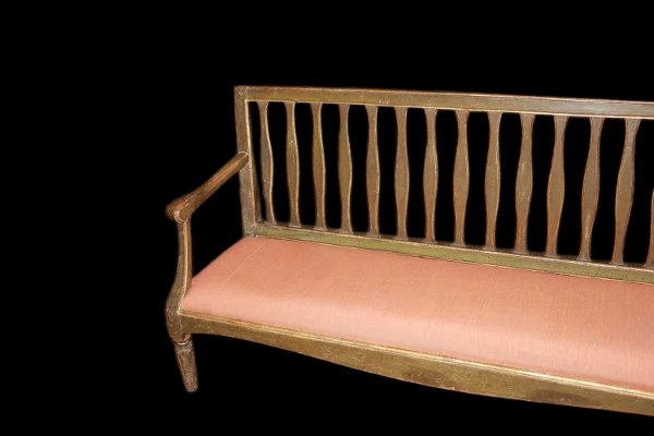 Divano italiano di fine 1700, stile Luigi XVI, in legno dorato. Presenta schienale a giorno con-photo-2