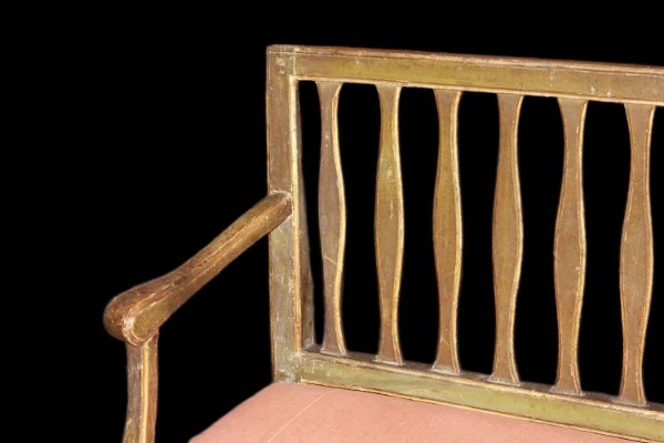 Divano italiano di fine 1700, stile Luigi XVI, in legno dorato. Presenta schienale a giorno con-photo-3
