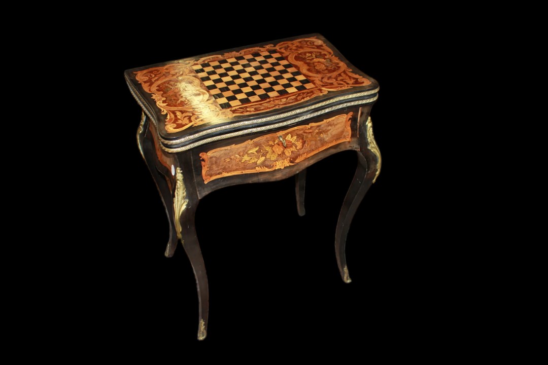 Bellissimo tavolino da gioco francese della seconda metà del 1800, stile Luigi XV, in legno
