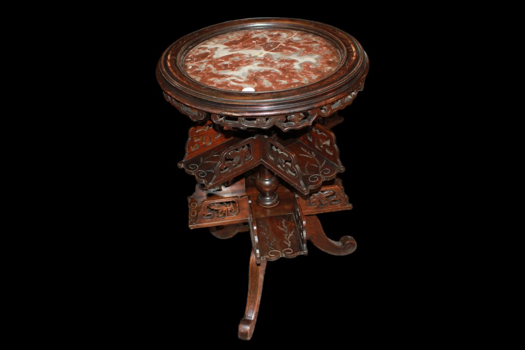 Tavolino da fumo francese di gusto orientale della seconda metà del 1800 in legno di noce