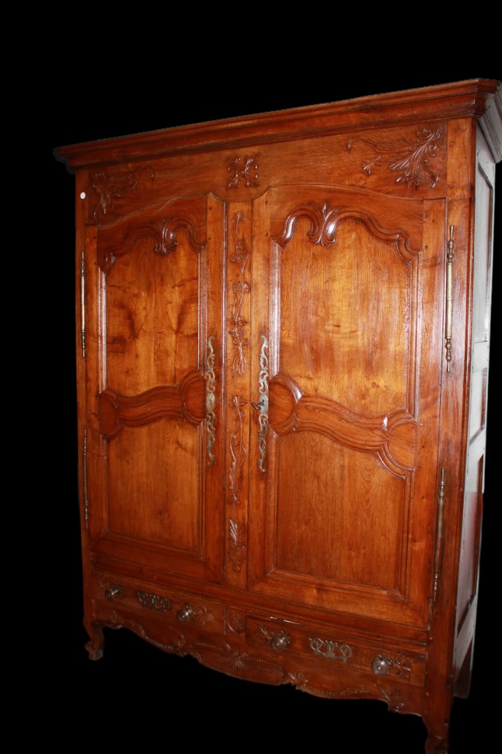 Armadio francese proveniente dalla Bretagna di fine 1700 in legno di noce