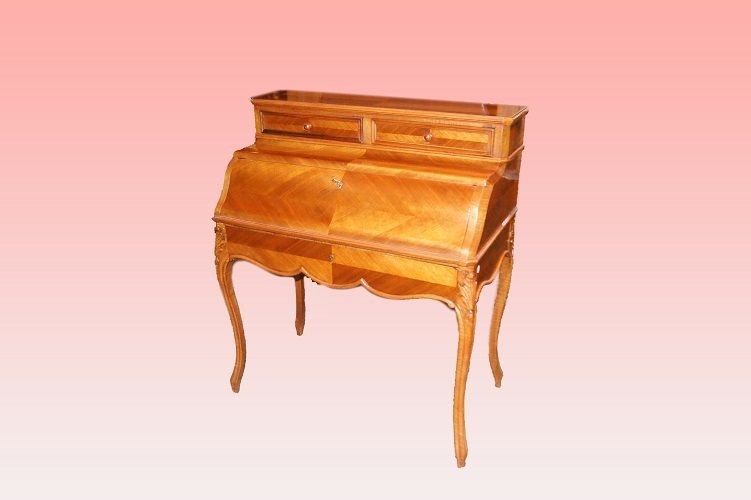 Scrittoio francese della seconda metà del 1800, stie Luigi XV, in legno di noce