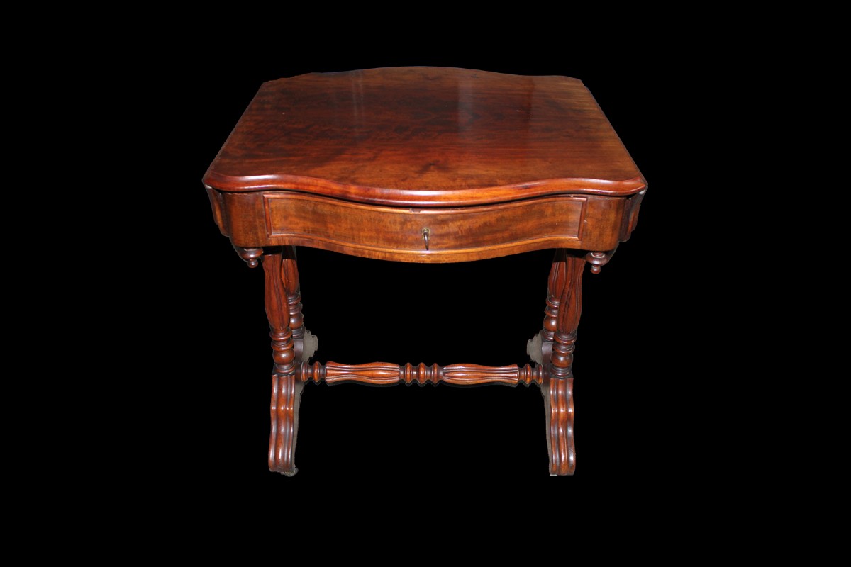 Raffinato tavolino da salotto con alette in stile Luigi Filippo – seconda metà XIX secolo