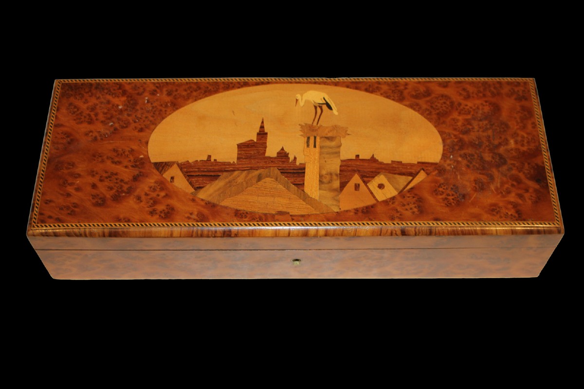 Scatola in radica di olmo intarsiata - XX secolo