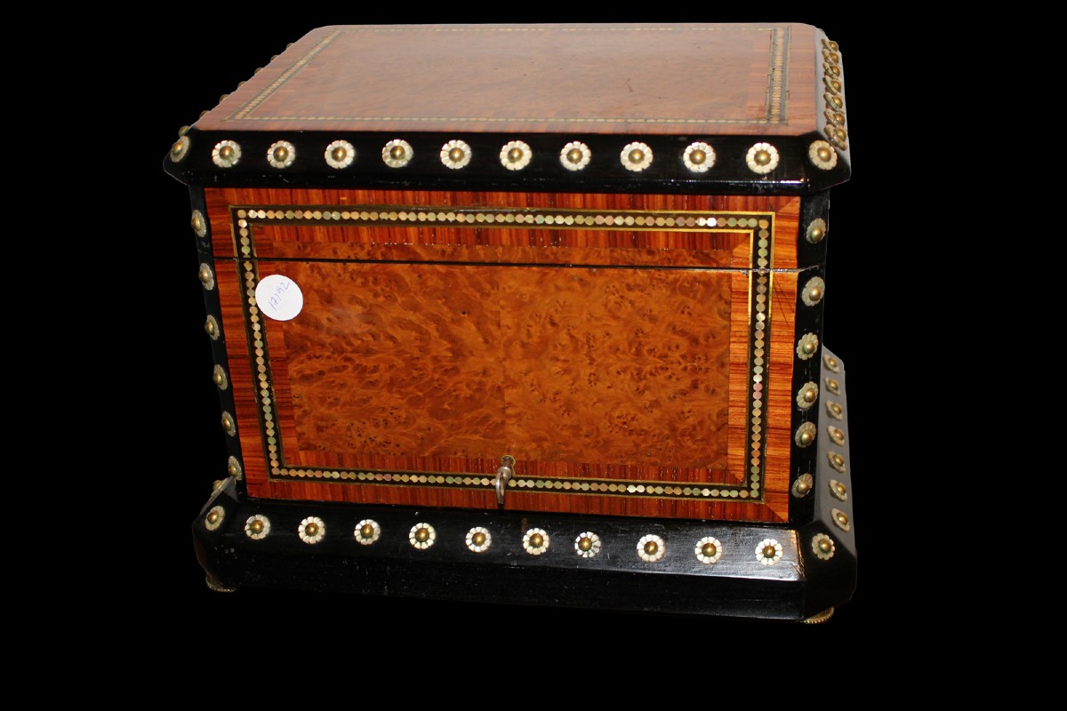 Scatola porta liquori in radica di maples e madreperla - XIX secolo