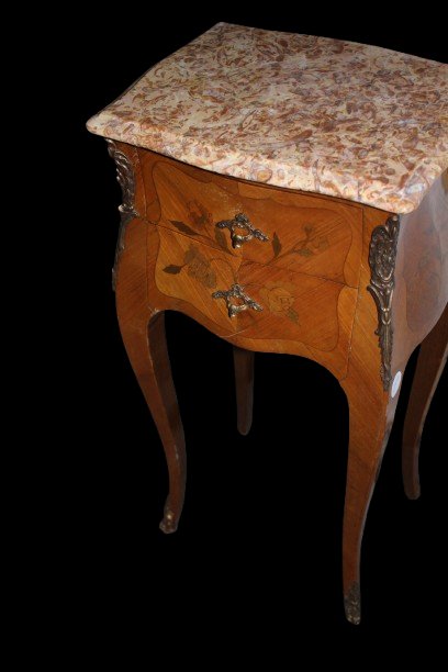 Coppia di comodini francesi stile Luigi XV intarsiati e con piano in marmo-photo-2