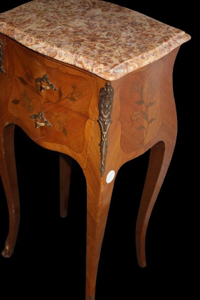 Coppia di comodini francesi stile Luigi XV intarsiati e con piano in marmo-photo-3