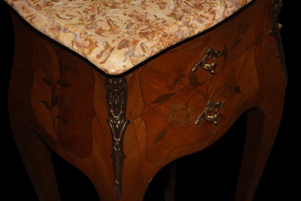 Coppia di comodini francesi stile Luigi XV intarsiati e con piano in marmo-photo-4